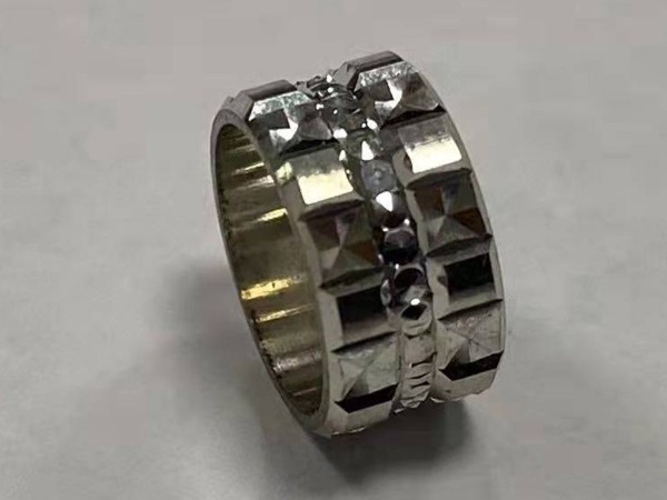 锌合金压铸手饰外圈上的钻石花纹cnc加工案例-深圳维多利亚老品牌vic119