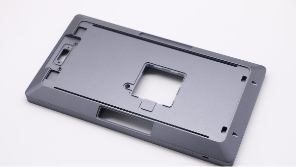 铝件CNC加工后表面为何有白斑？