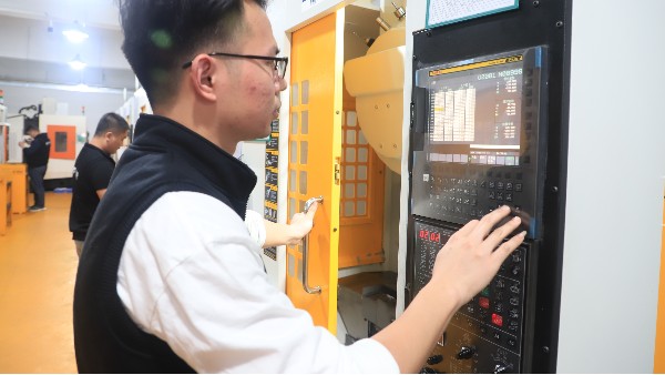 精密铝件CNC加工中的无划伤秘诀：从技巧到选择