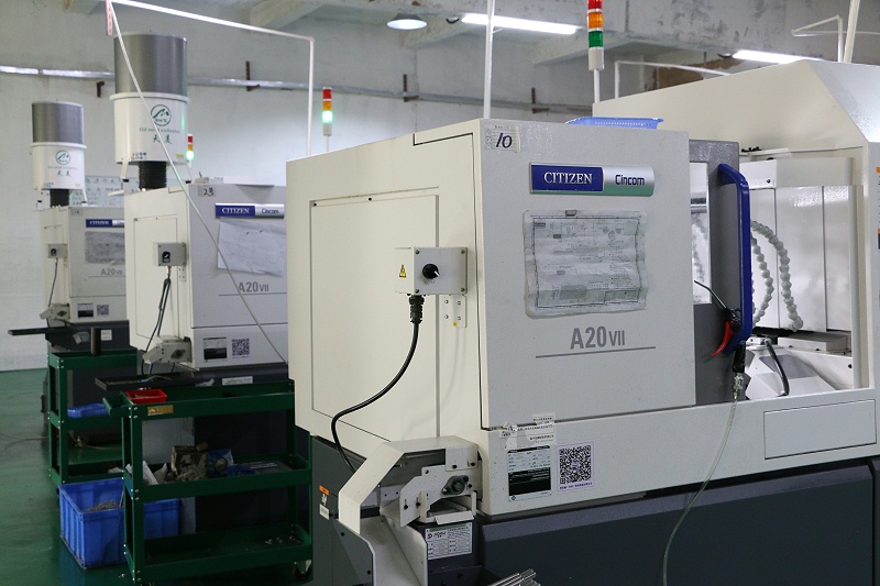 CNC加工中心和CNC车床加工都属于CNC机床。它们的加工性能高于普通机床。优点是自动化程度高。车床称为CNC车床，配备CNC系统的铣床称为CNC铣床，刀库安装在CNC铣床上，则称为加工中心。