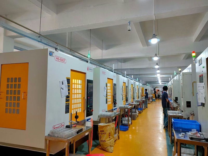 CNC加工中心和CNC车床加工都属于CNC机床。它们的加工性能高于普通机床。优点是自动化程度高。车床称为CNC车床，配备CNC系统的铣床称为CNC铣床，刀库安装在CNC铣床上，则称为加工中心。